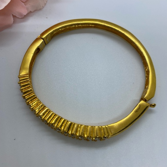 Vintage gold tone rhinestone clasp bracelet - Picture 3 of 5